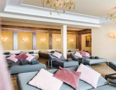 Ruheraum mit Entspannungsliegen im Hotel Klausnerhof