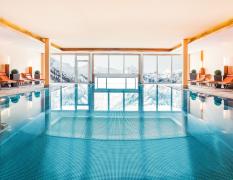 Blick auf den großen Innenpool im Hotel Klausnerhof