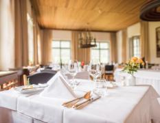 Ein festlich gedeckter Tisch im Restaurant des Hotels Drei Zinnen