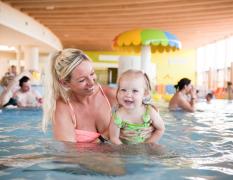 Ein Mädchen genießt das Baden im Hotel Sonnenpark