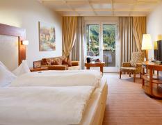 Doppelzimmer mit viel Licht im DAS RONACHER Thermal und Spa Resort