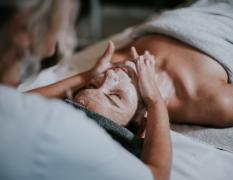 Eine Dame genießt eine Kosmetikbehandlung im Hotel Die Wasnerin