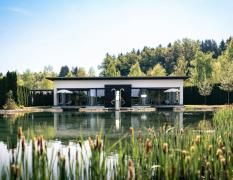 Schwimmteich mit Pavillon im Spa Resort Geinberg