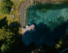 Blick von oben auf den Badeteich des Hotels der daberer. das biohotel
