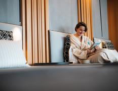 Eine Dame mit Buch im Ruheraum des Hotels der daberer. das biohotel