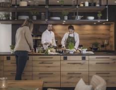 Zwei Köche und ein Gast bei der Schauküche im MY MAYR MED Resort