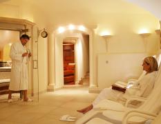 Ein Paar im Spa-Bereich des Hotels Stenitzer