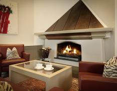 Kaminhalle mit Loungemöbeln im Parkhotel Igls