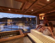 Ein Paar in der Sauna im Hotel Hochschober