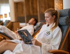 Gäste im Ruheraum des Hotels GUT Trattlerhof und Chalets