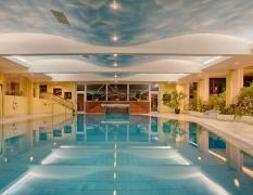 Großer Pool in der Therme beim Thermenhotel Pulverer