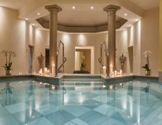 Spabereich mit vielen Kerzen romantisch dekoriert im Kempinski Hotel Adriatic