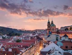 Blick auf Prag in Abendstimmung vom Almanac X Alcron Prague