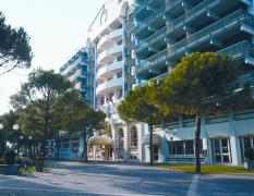 Aussenansicht des großen Gebäudes des Grand Hotels Astoria