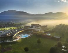 Stimmungsfoto Grimming Therme mit Bergkulisse im Hintergrund