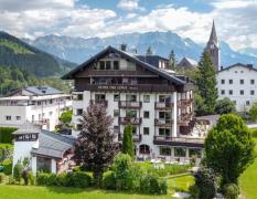 Aussenansicht des Lebe Frei Hotels Der Löwe samt Umgebung