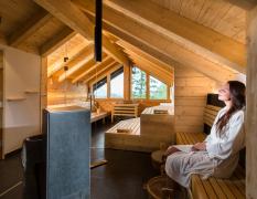 Ein Pärchen in der Steinberg-Sauna im Wellnessbereich des Lebe Frei Hotels Der Löwe ****Superior