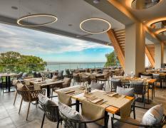 Restaurant mit Terrasse des Grifid Hotels Vistamar mit Ausblick aufs Meer