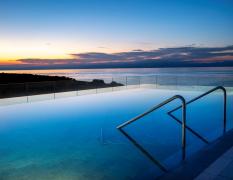 Blick über den Rooftop-Pool Nachts im Petram Resort