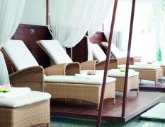 Ruheliegen im Wellnessbereich des Traumhotels ... liebes Rot-Flüh