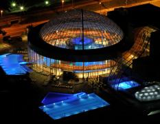Nächtliches Bild von der Therme mit der Glaskuppel im Thermana Park Lasko