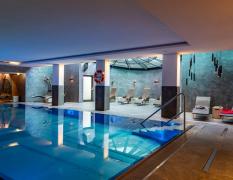 Innenpool im Hotel Latini