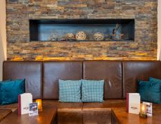 Barbereich mit Lounge im Hotel Latini