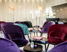 Loungebereich mit bunten Stühlen im Thermenhotel Karawankenhof