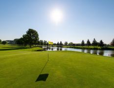 Blick auf den Golfplatz direkt vor dem Greenfield Hotel Golf und Spa
