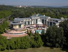 Luftbildaufnahme der Lotus Therme Hotel &amp; Spa