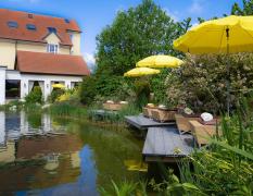 Aussenansicht mit Garten des Thermenhotel Vier Jahreszeiten