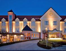 Hotelansicht bei Nacht des Thermenhotels Vier Jahreszeiten