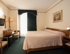 Doppelzimmer mit grünen Designelementen und funktionaler Einrichtung im Hotel Terme Abano Verdi