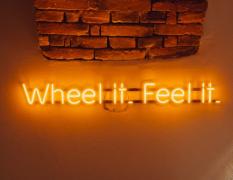 Schriftzug Wheel it Feel it bei Wheelson an der Wand