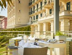 Terrasse für das Frühstück eingedeckt im Hotel Palace Portoroz
