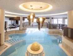 Innenpool im Spabereich des Hotels Post Ischgl