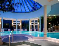 Poollandschaft in Abendstimmung im Wellnesshotel Allmer