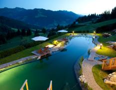 Aussenpool bei Nacht im Naturhotel Edelweiss Wagrain