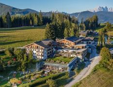 Luftbildaufnahme des Naturhotels Edelweiss Wagrain