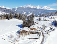 Luftbildaufnahme im Winter des Naturhotels Edelweiss im Winter