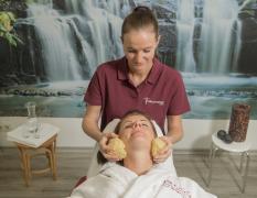 Eine Dame genießt eine Behandlung durch eine Therapeutin im Hotel Palace