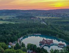 Blick auf das Heilbad HEVIZ in Ungarn in Abendstimmung