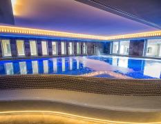 Blick in den Innenbereich mit Pool im Bonvital Hotel Heviz