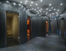 Saunabereich mit stimmungsvoller Beleuchtung im Luxury Wellness und Spa Hotel Prezident