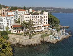 Aussenaufnahme des Hotels Miramar direkt am Meer