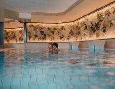 Schwimmbad im Garten-Hotel Ochensberger