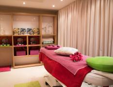 Ein vorbereiteter Massageraum im Boutique Seehotel Erla