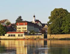 Aussenansicht des Gesundheitshotels Gugerbauer direkt am Fluss Inn