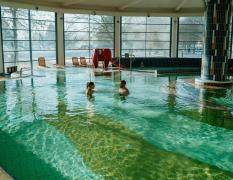 Zwei Gäste im Innenpool des Thermal Resorts Lendava