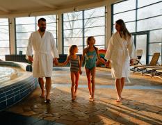 Eine Familie im Bademantel im Thermal Resort Lendava